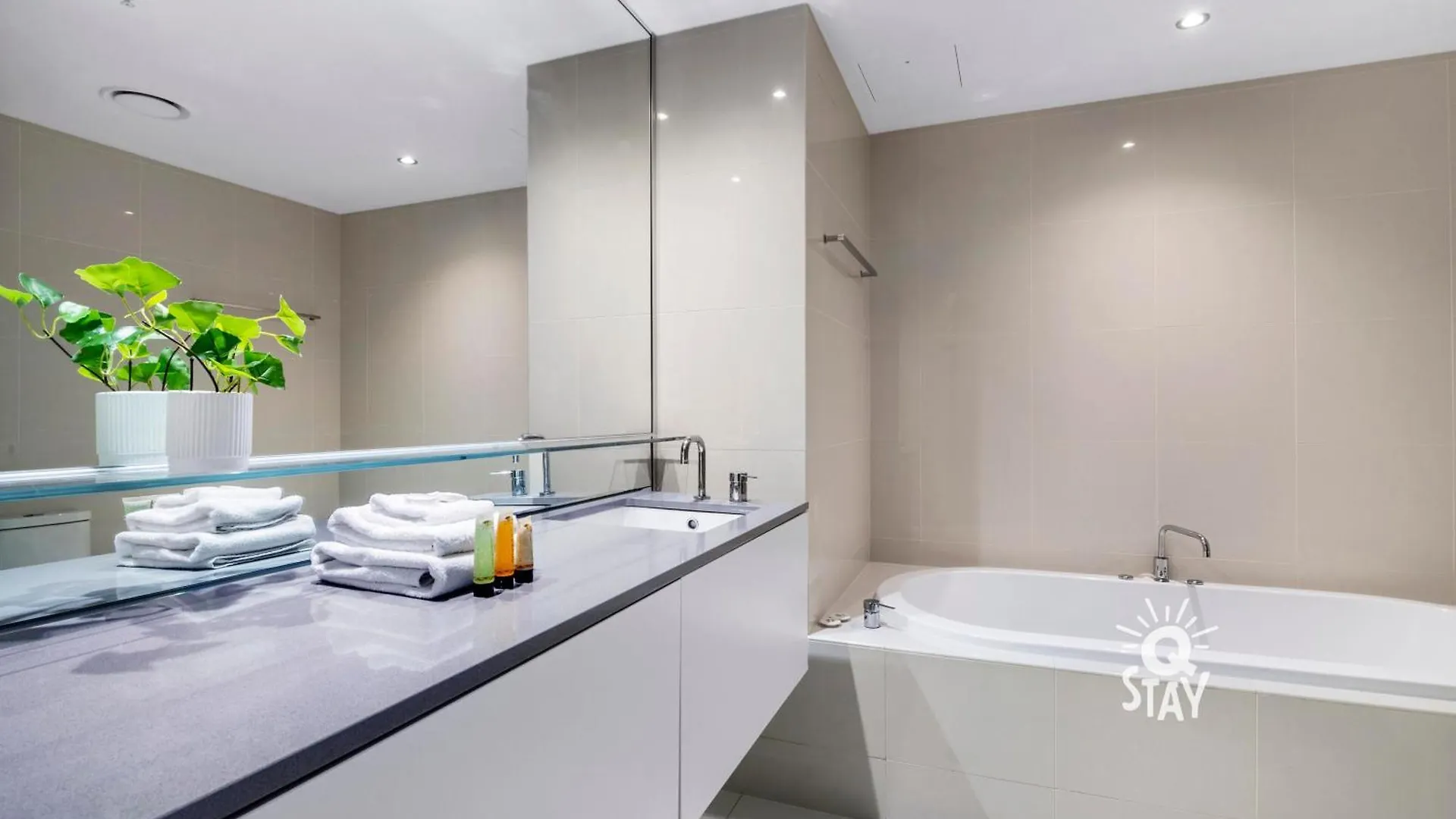Circle On Cavill - 2 Bedroom Hinterland Apartments In The Heart Of Surfers Paradise Gold Coast