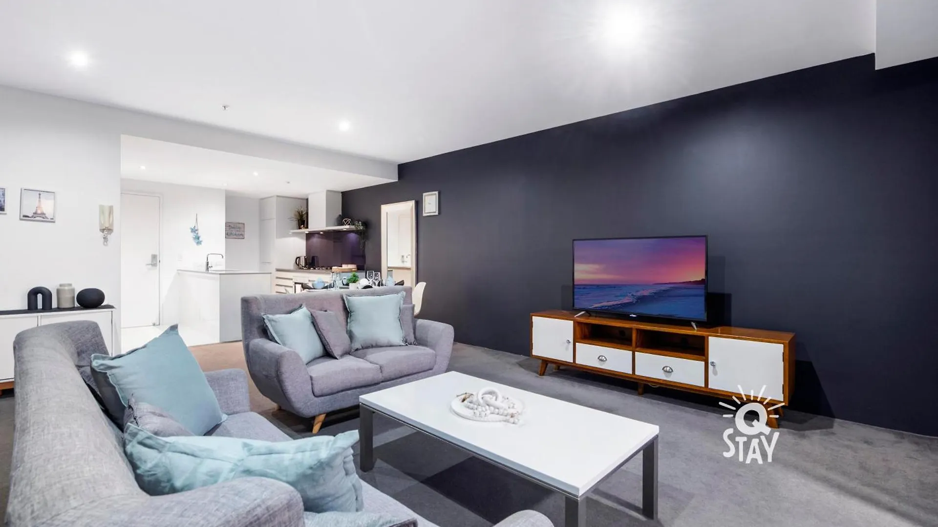Circle On Cavill - 2 Bedroom Hinterland Apartments In The Heart Of Surfers Paradise Gold Coast 0*,  Australia